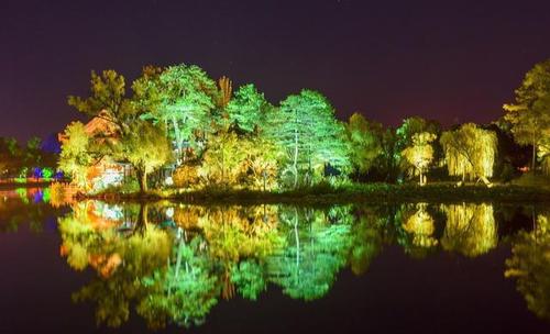 特色太阳能路灯充电桩公司奉告你：太阳能路灯杆如何帮助实行汽车和街道的协同?-明思维照明